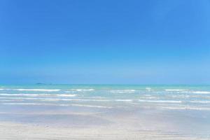 onda no mar e céu azul na praia de verão para segundo plano foto