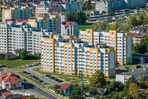 vista panorâmica aérea da altura de um complexo residencial de vários andares e desenvolvimento urbano foto