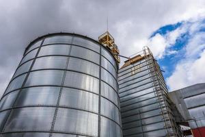 Elevador de celeiro de silos agro com linha de limpeza de sementes em planta de fabricação de agroprocessamento para processamento de limpeza de secagem e armazenamento de produtos agrícolas foto