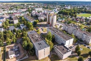 vista panorâmica aérea de uma grande altura de uma pequena cidade provincial com setor privado e prédios de apartamentos altos foto