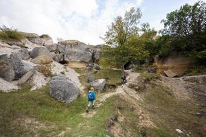 dois irmãos usam mochila explorar cavernas de pedra calcária na montanha em pidkamin, ucrânia. foto