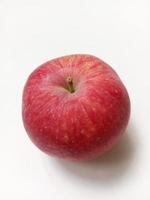 maçã vermelha isolada no fundo branco foto