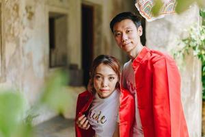 feliz jovem casal asiático em vestidos tradicionais chineses foto