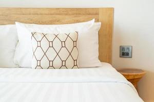 almofadas confortáveis decoram na cama