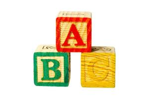 a, b e c bloco de alfabeto de madeira isolado em um fundo branco chamado blocos de abc usa para brincar na pré-escola como um brinquedo. foto