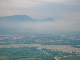 paisagem paisagem vista de pha ngeun na cidade de vangvieng laos.vangvieng cidade a famosa cidade de destino de férias no lao. foto