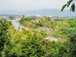 bela vista da paisagem na cidade de laos.vangvieng da caverna de tham chang cidade de laos.vangvieng, a famosa cidade de destino de férias no lao. foto