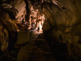 turista desconhecido em tham chang cave vangvieng cidade laos.vangvieng cidade a famosa cidade de destino de férias no lao. foto