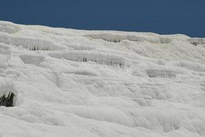 terraços de travertino em pamukkale em denizli, turkiye foto