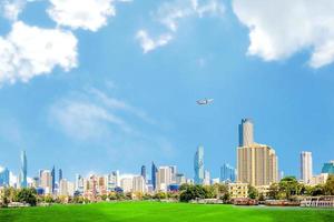 uma cidade com belos edifícios altos e um bom ambiente. foto