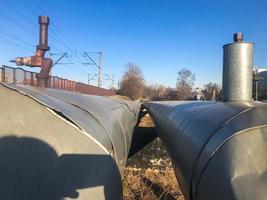 grandes tubos de metal grosso para bombear líquidos, água, vapor, óleo, gás liquefeito em isolamento térmico em fibra de vidro, lã mineral, estanho, galvanizado em refinaria, petroquímica, fábrica de produtos químicos foto