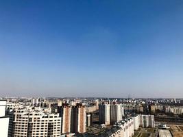 vista do belo panorama da cidade com os telhados de grandes edifícios altos de edifícios de arranha-céus de novos edifícios foto