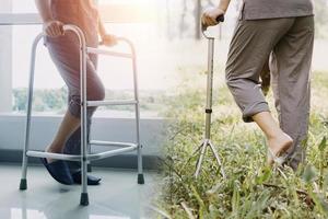 jovem fisioterapeuta asiático trabalhando com mulher sênior em andar com um andador foto