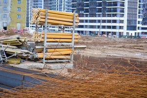 muitos materiais de construção com peças sobressalentes de metal, varas, vigas, tubos em um armazém de canteiro de obras ao ar livre foto