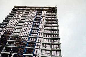 novo moderno alto vidro azul de vários andares confortável urbano monolítico armação casas edifícios arranha-céus novos edifícios na grande cidade da megalópole foto