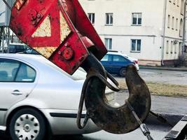 grande gancho de ferro de metal preto e vermelho para guindaste de construção foto