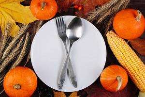 configuração de mesa festiva para ação de graças. conceito de outono e colheita. foto