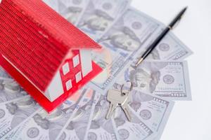 hipoteca de propriedade de casa com dinheiro em dinheiro nota de dólar na mesa conceito de finanças empresariais, economizando para comprar casa, empréstimo de investimento, moeda americana, propriedade de venda, pagamento bancário, venda de aluguel de imóveis foto