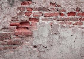 textura de parede de bloco de tijolo vermelho antigo fundo antigo parede de tijolo resistida com rachaduras e camada de estuque destruída com espaço de cópia foto