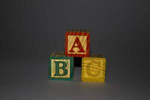 blocos de alfabeto de madeira foto