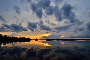 crepúsculo romântico. lago pongoma. carélia, rússia foto