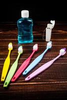 conjunto de escovas de dentes coloridas com mountwash e fio dental