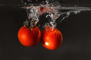 tomate fresco caiu na água