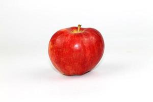 maçã vermelha em fundo branco foto