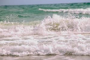 onda suave do oceano azul na praia. fundo. foto