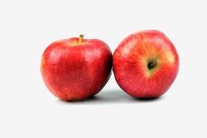 duas maçãs vermelhas no fundo branco foto