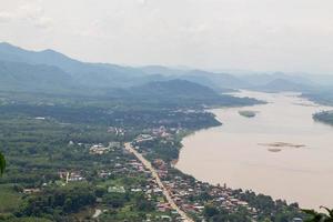 área de laos vista de cima há um rio mekong dividido entre a tailândia e o laos. vi uma pequena aldeia ao longo do rio mekong foto