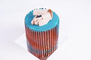 no bolo de luxo acima coberto com revestimento azul e vermelho com fundo branco foto