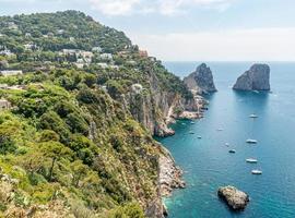 acima da ilha de Capri e barcos faraglioni - Amalfi, Itália