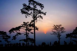 silhueta de turista no topo da montanha espere para ver o nascer do sol