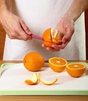 descascando laranja