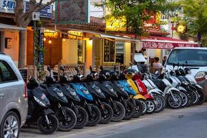 loja de aluguel de motos em formentera em tempos de covid19 em 2021. foto