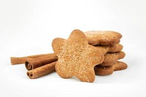 asterisco de biscoitos de gengibre com açúcar, canela em um fundo desfocado branco. receita de doces de natal foto