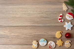 feliz natal com biscoitos caseiros no fundo da mesa de madeira. natal, festa, feriado e feliz ano novo conceito foto