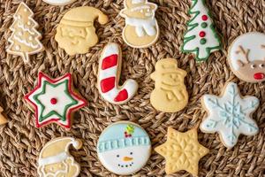 feliz natal com biscoitos caseiros no fundo da mesa de madeira. natal, festa, feriado e feliz ano novo conceito foto