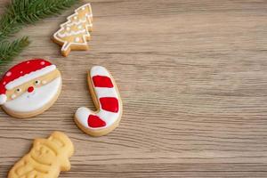 feliz natal com biscoitos caseiros no fundo da mesa de madeira. natal, festa, feriado e feliz ano novo conceito foto