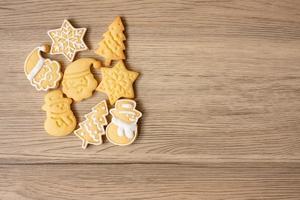 feliz natal com biscoitos caseiros no fundo da mesa de madeira. natal, festa, feriado e feliz ano novo conceito foto