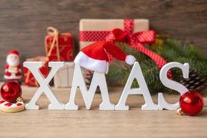 feliz natal com decoração na mesa. véspera de natal, festa, feriado e feliz ano novo conceito foto