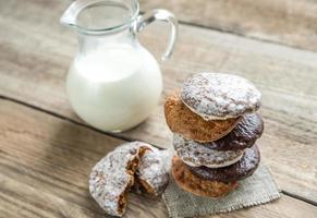 Bolos de pão de gengibre com jarra de leite foto