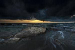 tempestade antes do pôr do sol no mar