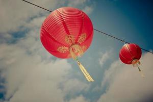 lanternas de papel chinês vermelho contra um céu azul foto