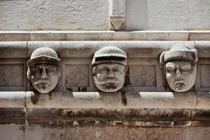 cabeças de pedra na catedral de st. James em Sibenik, Croácia foto