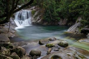 longa exposição de uma cachoeira na austrália foto