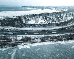 vista aérea de veículos passando em estradas de inverno durante o dia foto