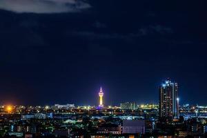 paisagem urbana noturna na tailândia foto