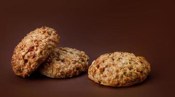 biscoitos de aveia artesanais em um fundo marrom. foto